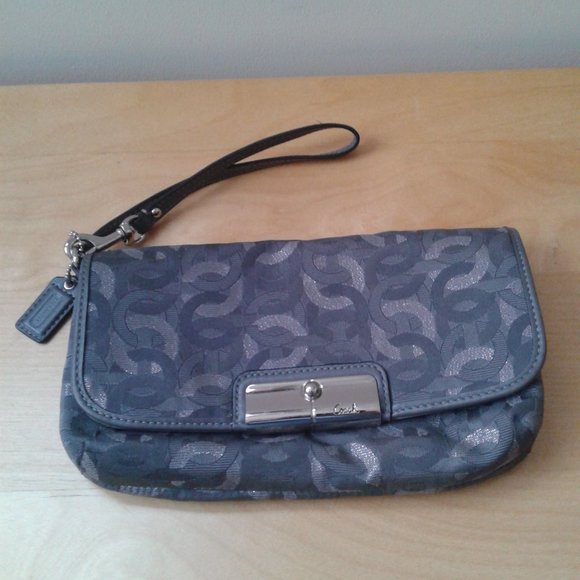 Coach Small Clutch. - Picture 1 of 10